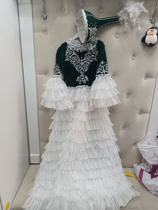 Продам национальное платье и инструмент Домбра, в отличном состоянии