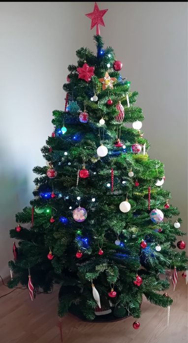 Brad artificial de 1,80 cm , se vinde fara ornamente !