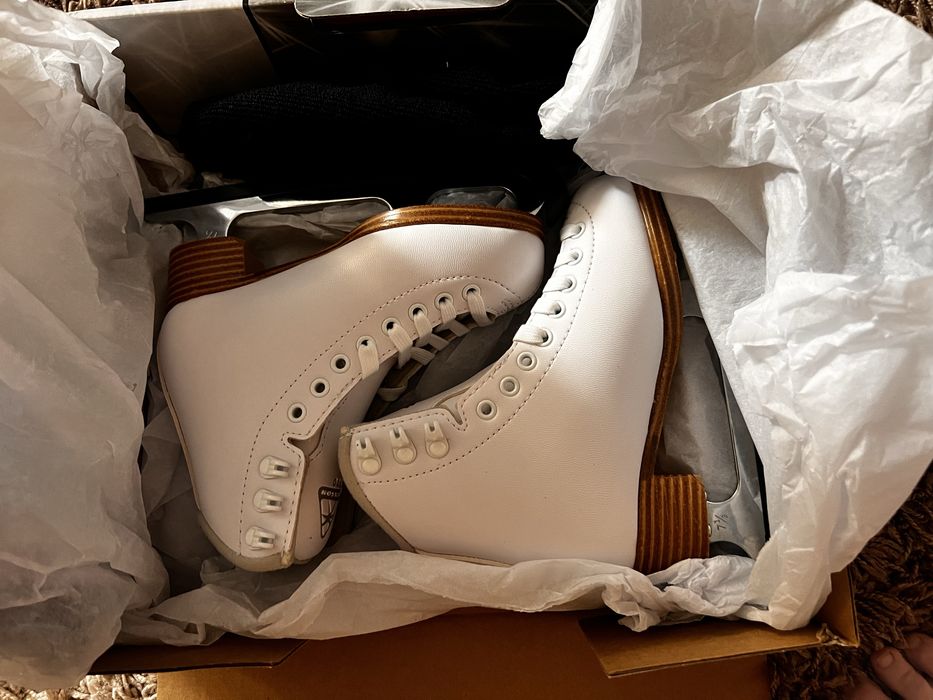 Продам новые коньки