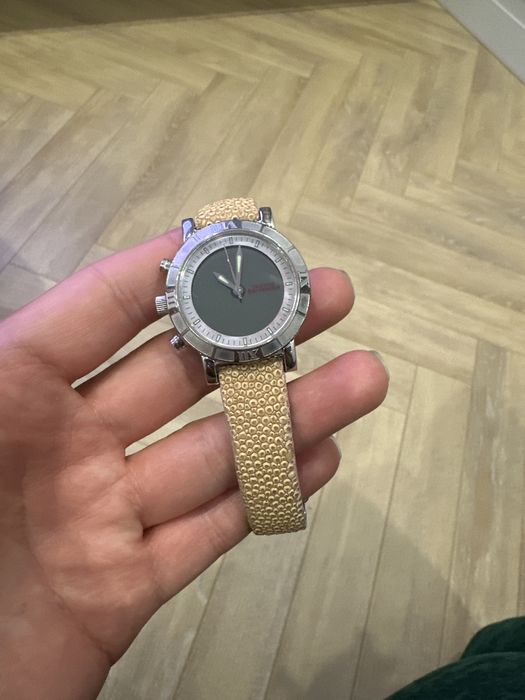 Продам часы женские  stuhrling
