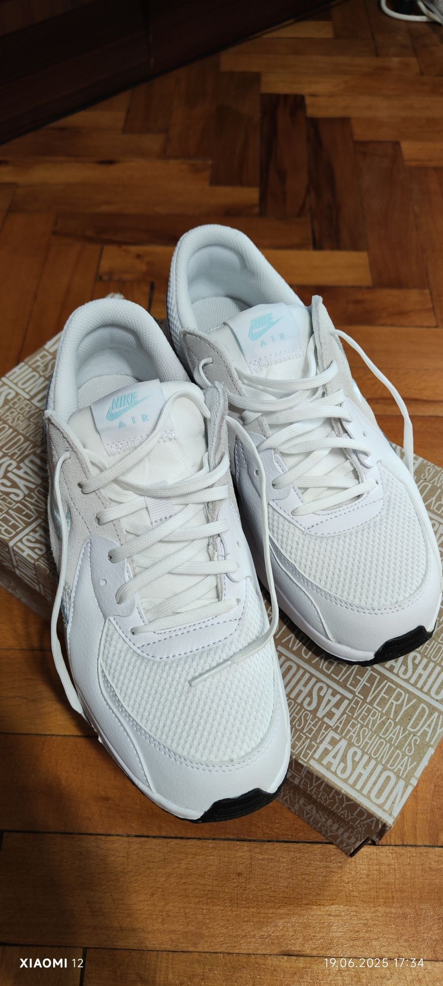 Nike - Кожени спортни обувки Air Max Excee с велур, Бял, Аквамарин син