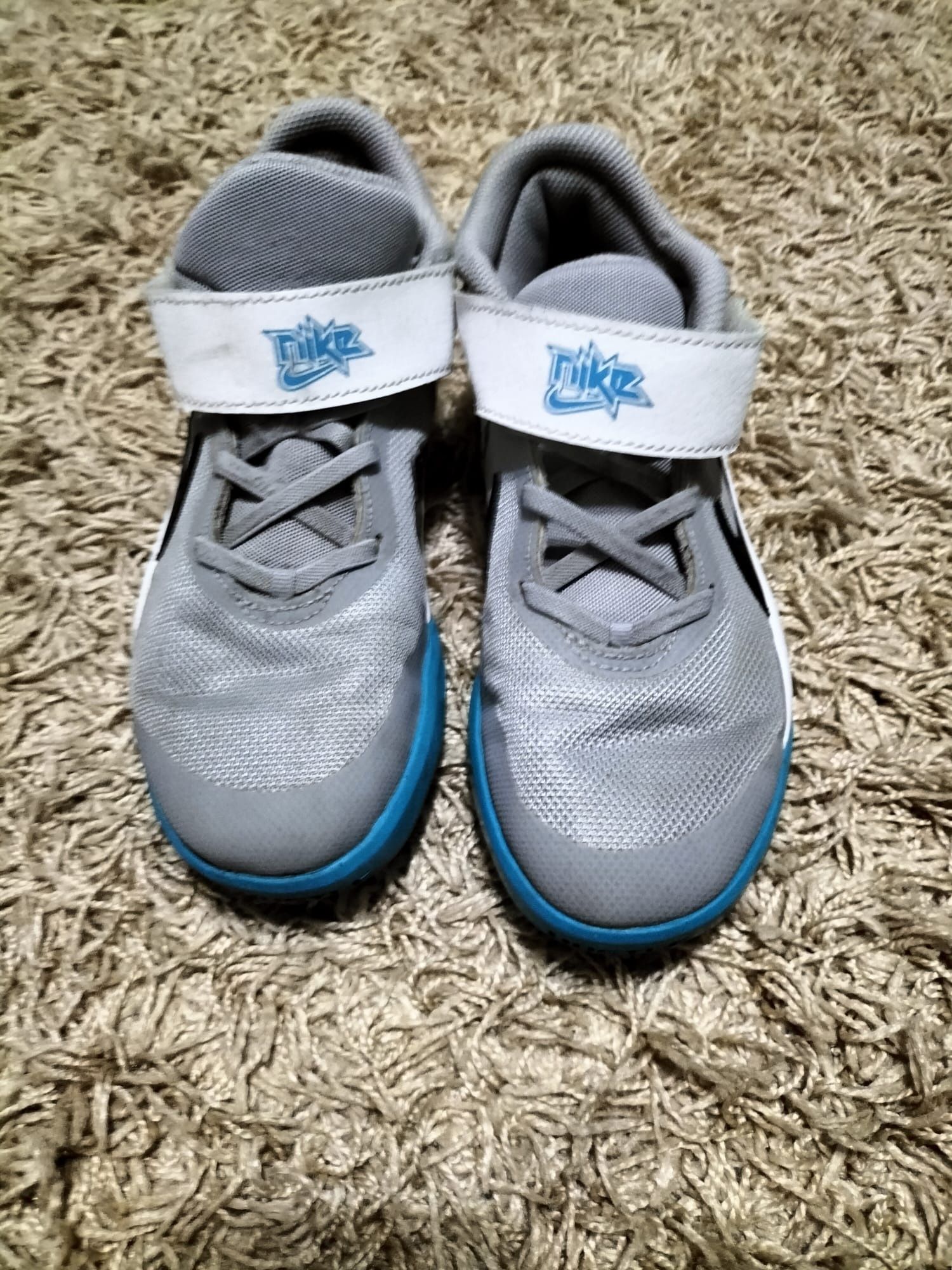 Vând papuci Nike.