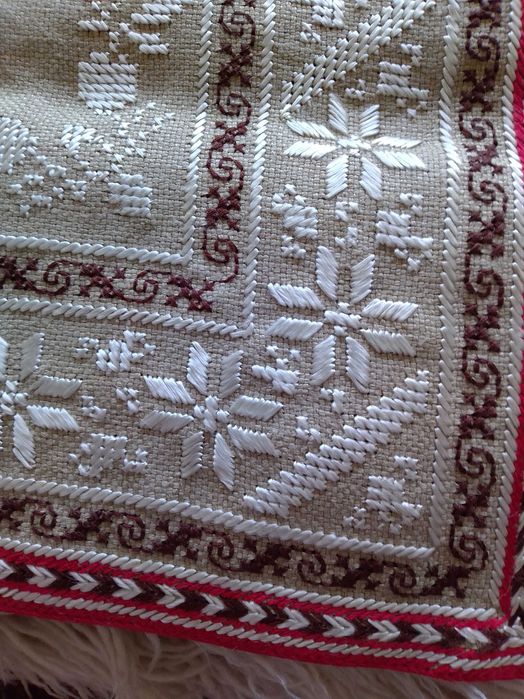 продават се покривки българска бродерия