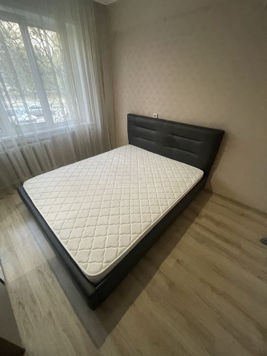 Пподам кровать с матрасом