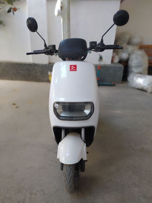 Skuter E8 sotuvda