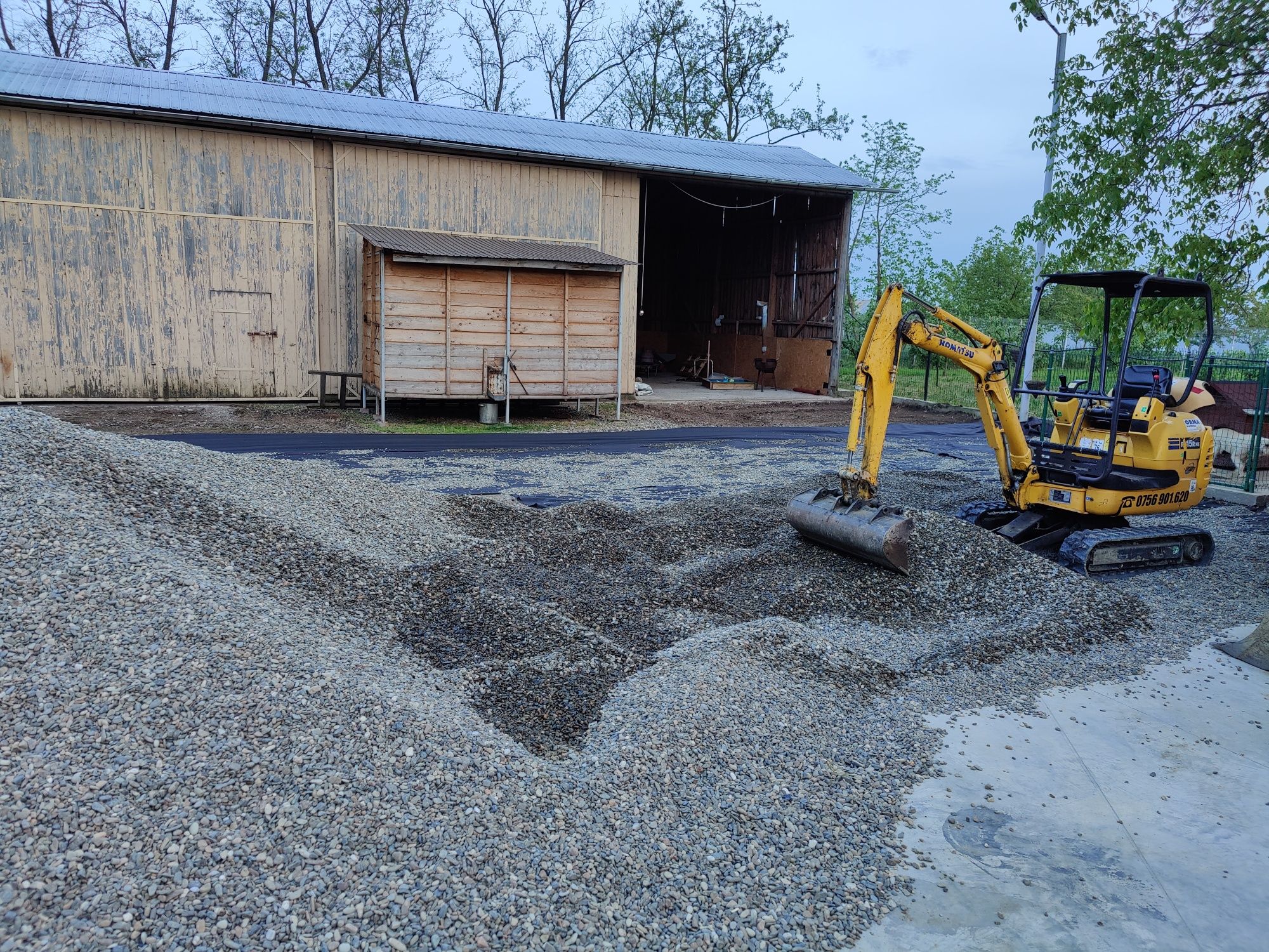 Închiriez miniexcavator cu operator