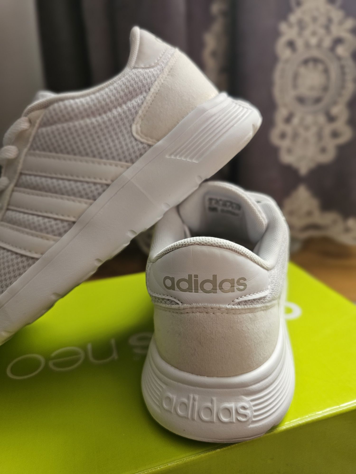 Vând adidasi ADIDAS