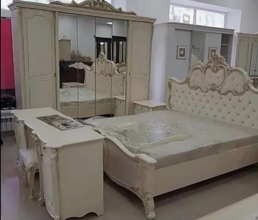Спальный гарнитур и манеж