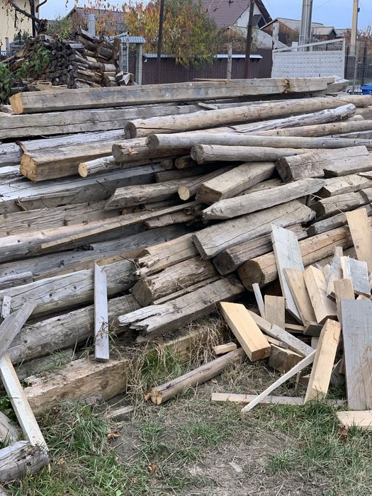 Vand lemne din demolarea unei case