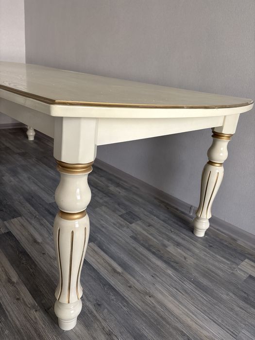 Продается стол для гостей в отличном состоянии!