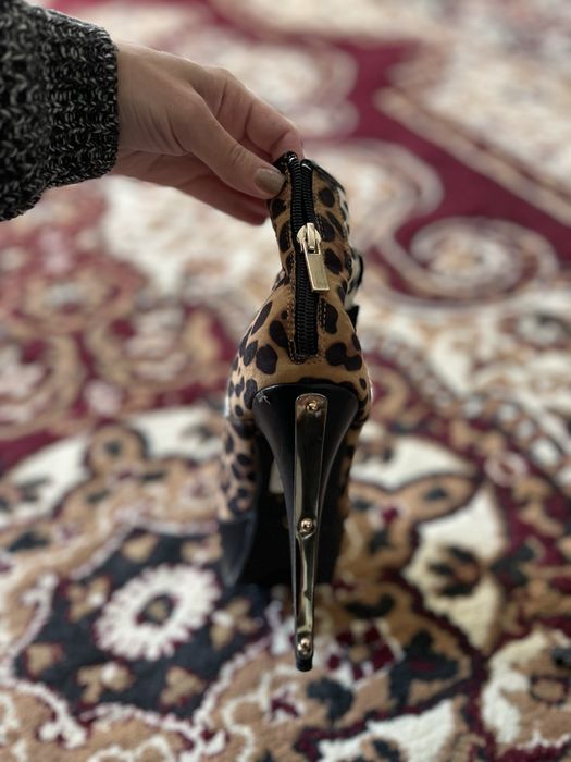 Туфли  пол сапоги  каблук новый 35 размер