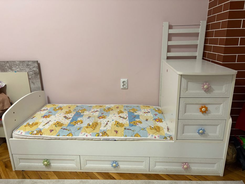 Детско легло с люлеещ механизъм и скрин