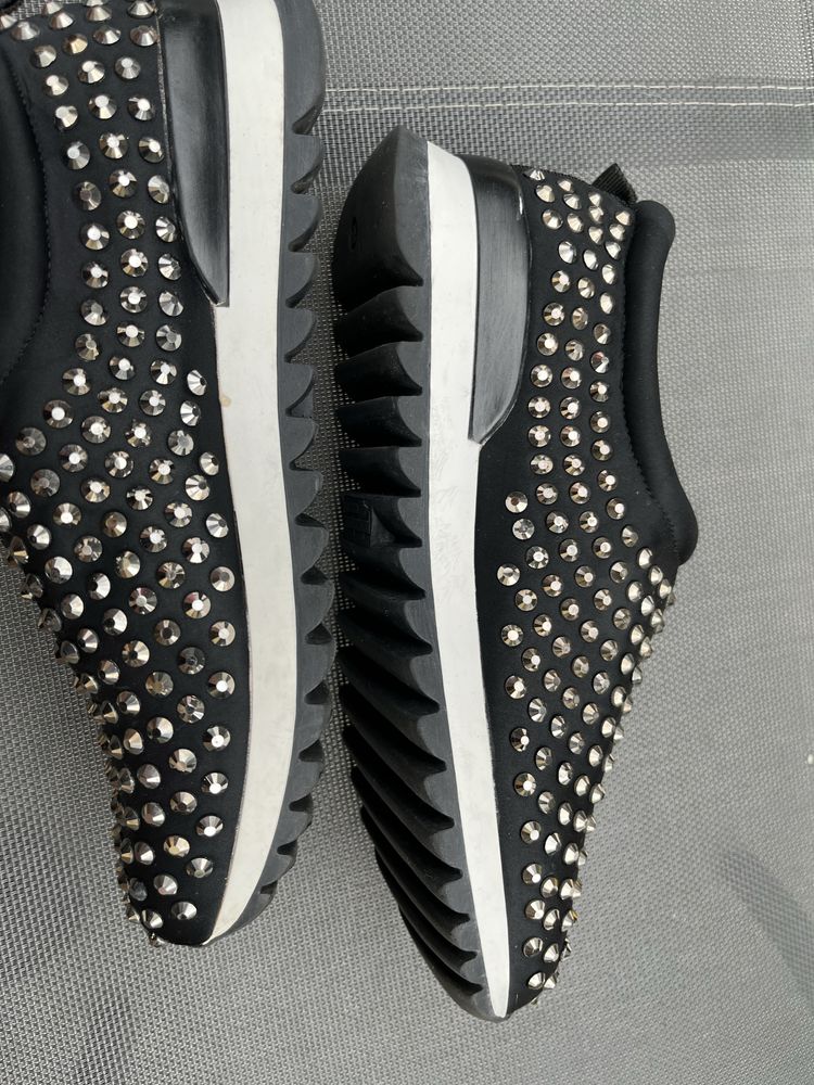 Adidas , under armour , primaddona