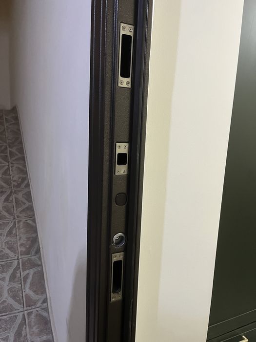 Продам входную железную дверь