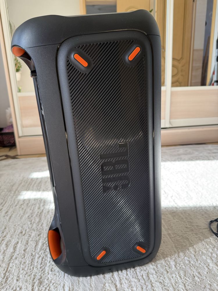 Продается JBL PartyBox 100 в новом состоянии.