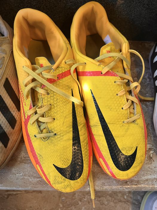 Футболни обувки бутонки и стоножки