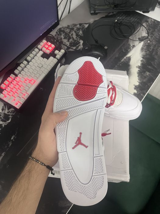 Jordan 4 metallic red