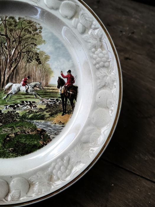 Чиния за стена .