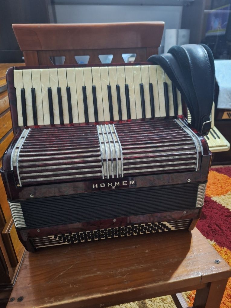 Vând Acordeon  hohner  Vargea  80 de basi  acordat 8.80 bandon  950€