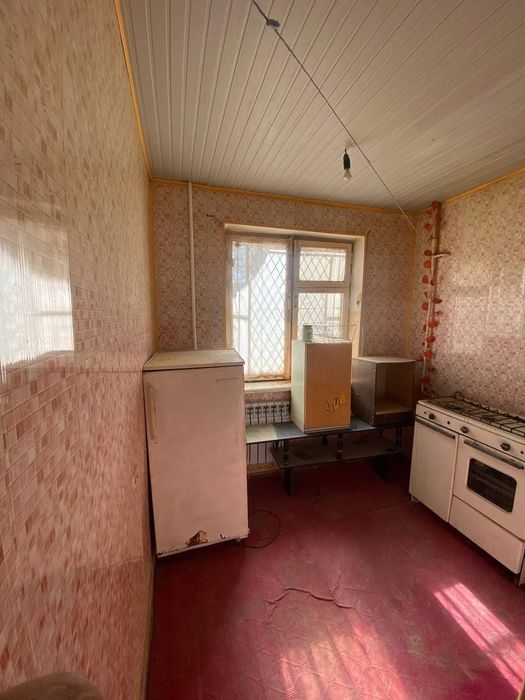 Срочно продается 1 ком квартира в 4 мкр 1 этаж