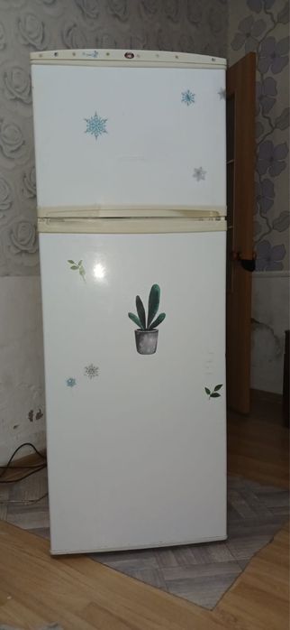 Холодильник с доставкой продаю в отличном рабочем состояний