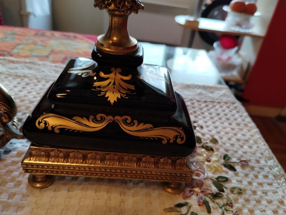 Порцеланов часовник с два свещника
