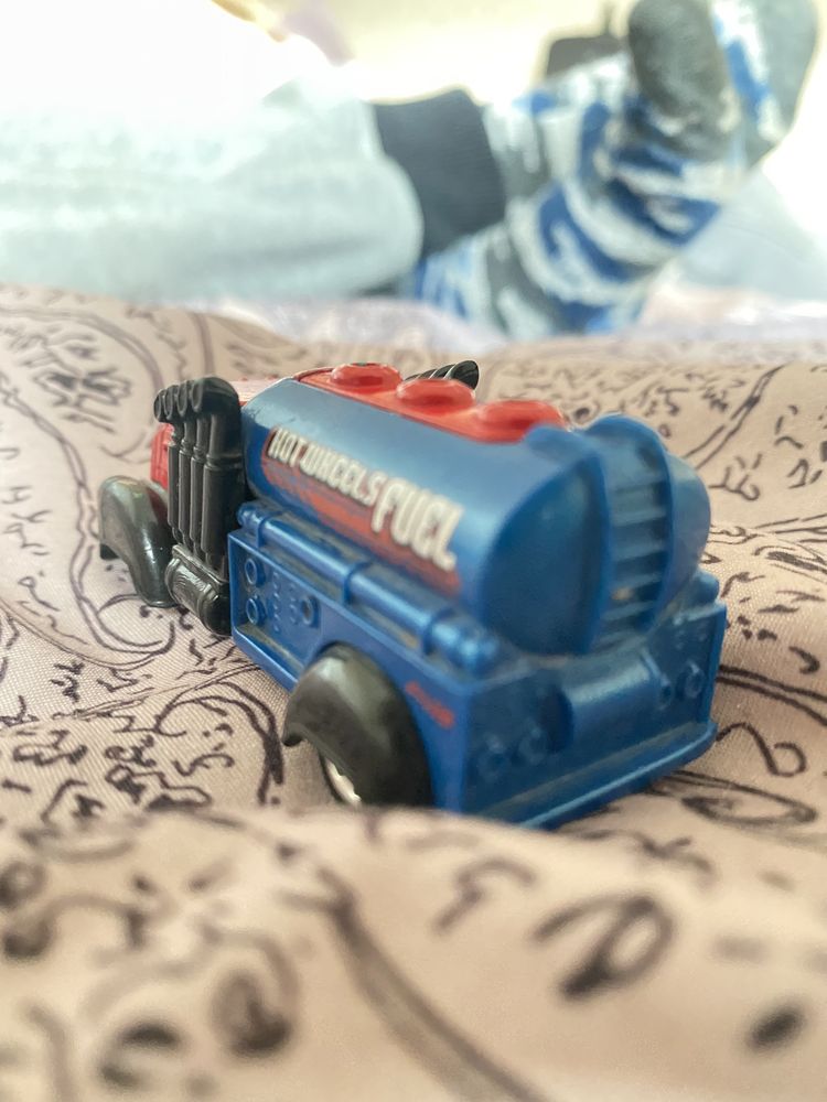 Продаю машинку hot wheels