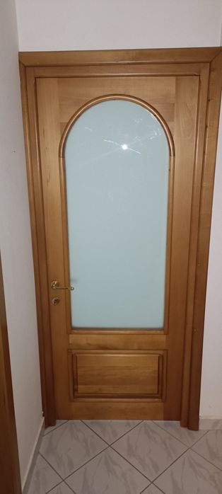 Ușa de interior din lemn cu toc