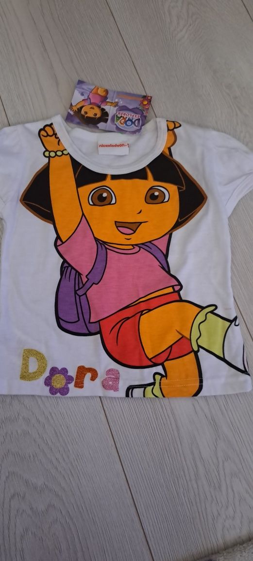 Tricou nou Plusica, Dora