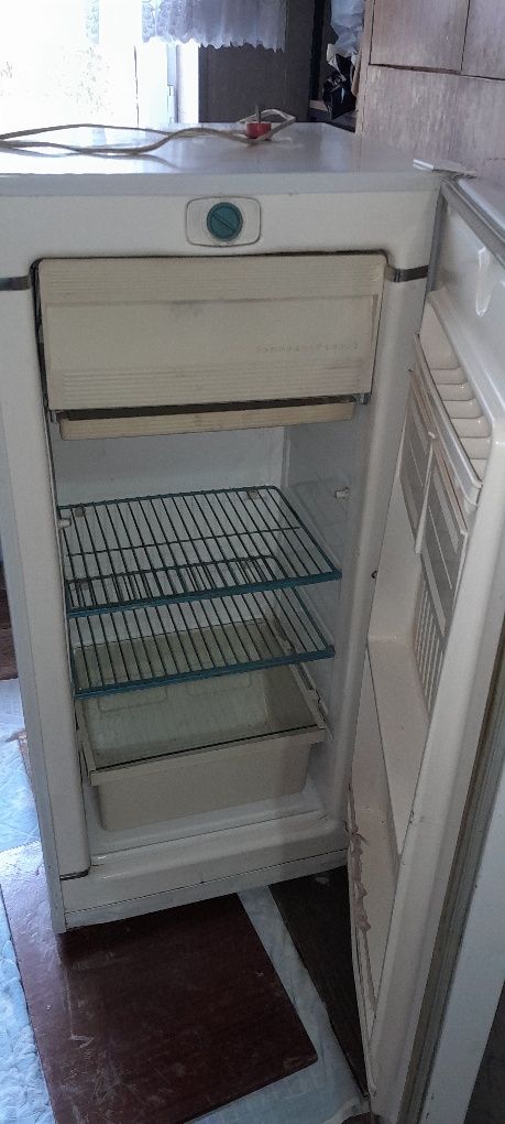 Срочно продаю холодильник рабочий цена 400т окончательно