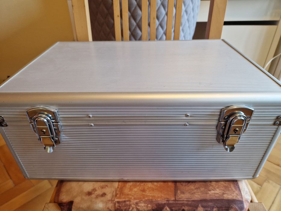 Куфар, с място за 510 диска