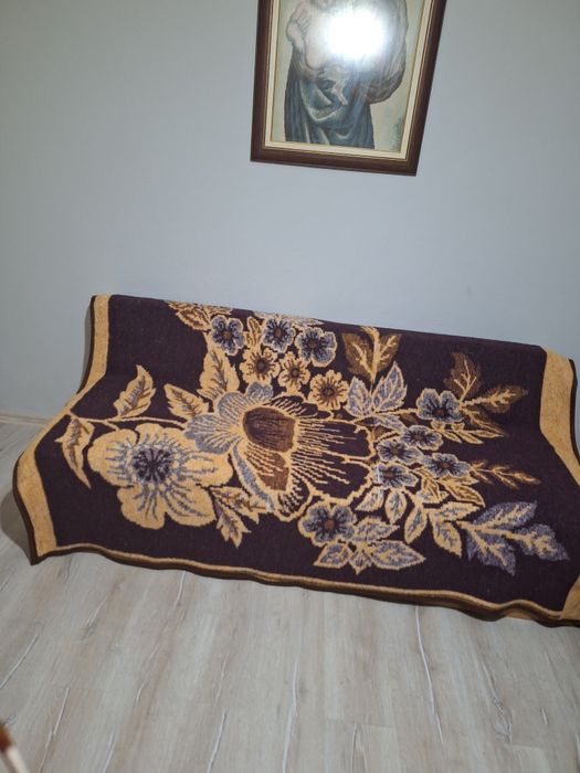 Вълнени одеяла, с две лица . Подходящи за ъглови дивани и спалня .