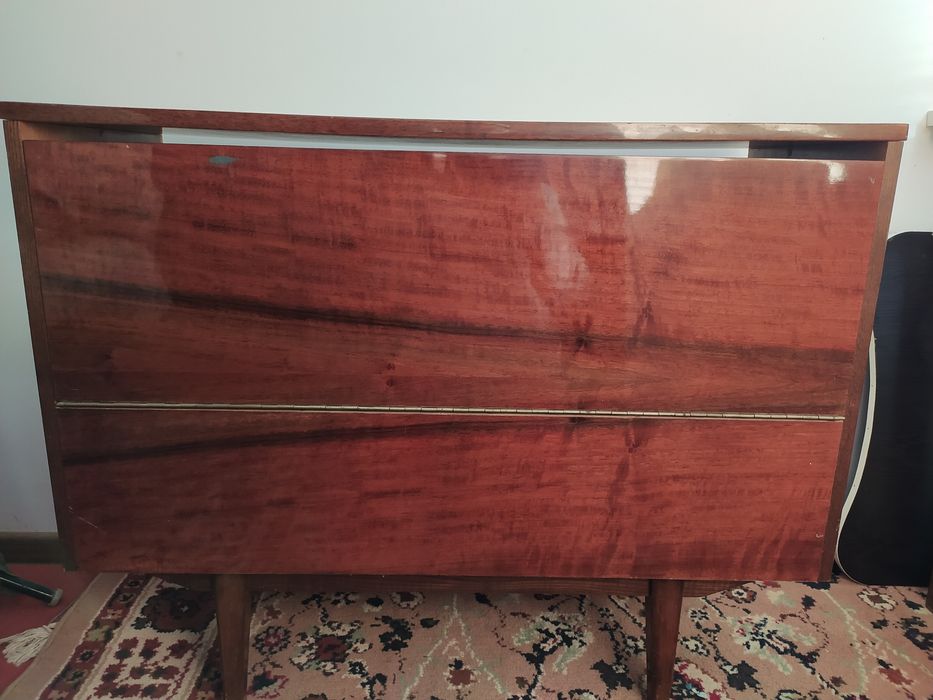 Комод полированный. Б/у. В хорошем состоянии.