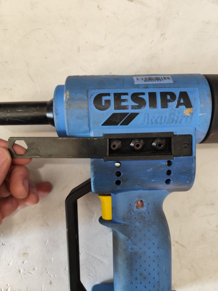 Акумулаторна нитачка GESIPA комплект