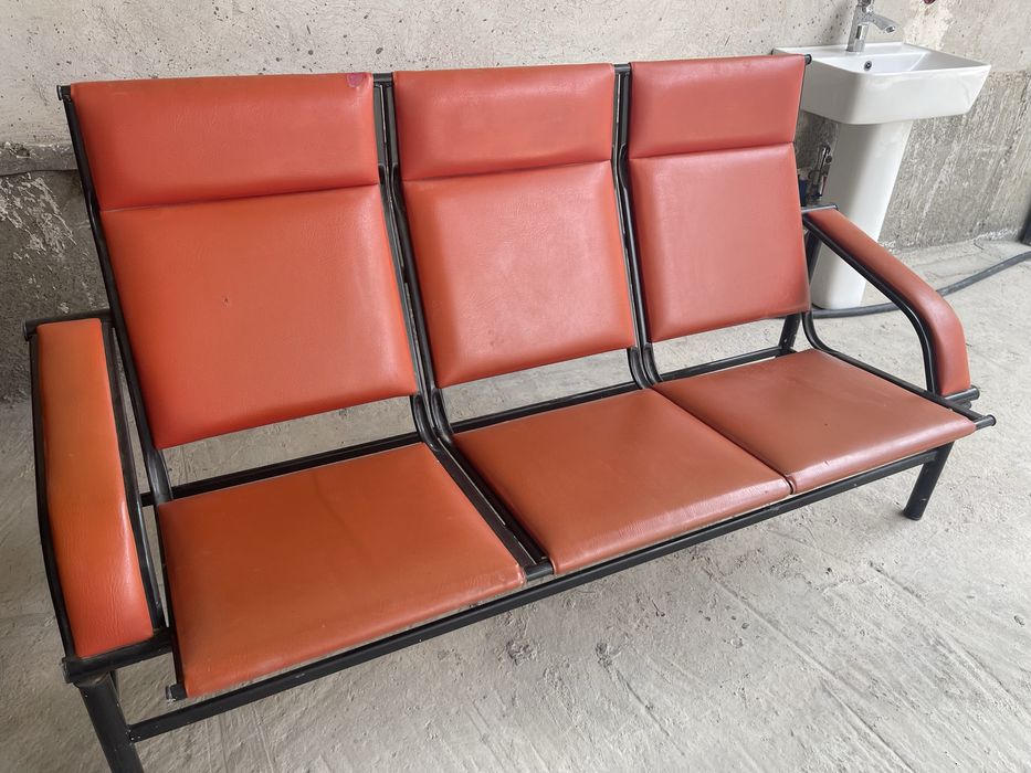 Parikmaxer kreslosi va ojidanka sotiladi