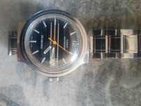 Ceas. Timex automatic cu o linie suplă și eleganță