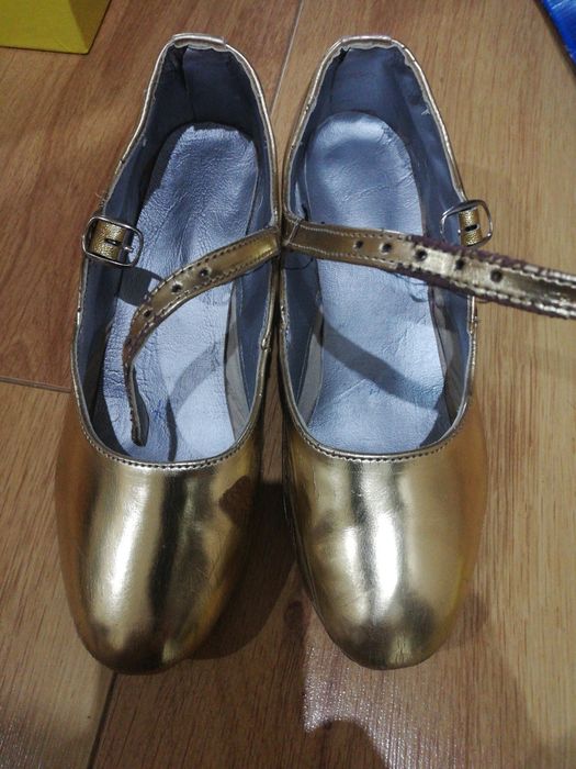 Продам детскую обувь