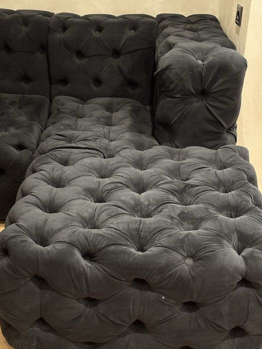 Голям капитониран диван