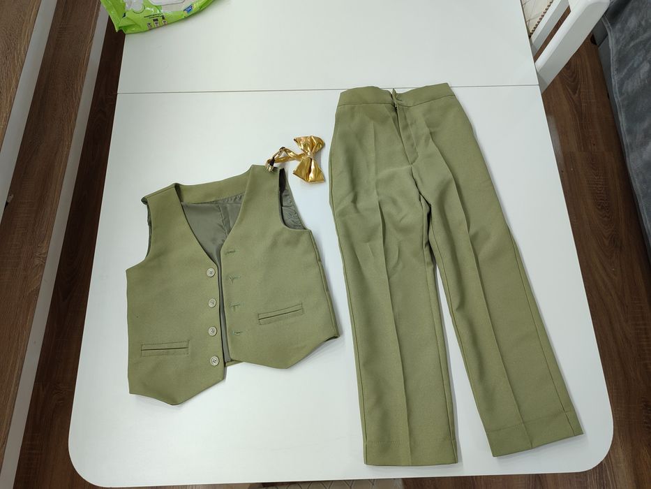 Продам новые  классические костюмы для мальчиков