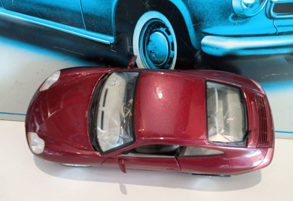 Porsche Carrera 911

Scara 1/18

Bburago

Pozele reflectă realitatea.