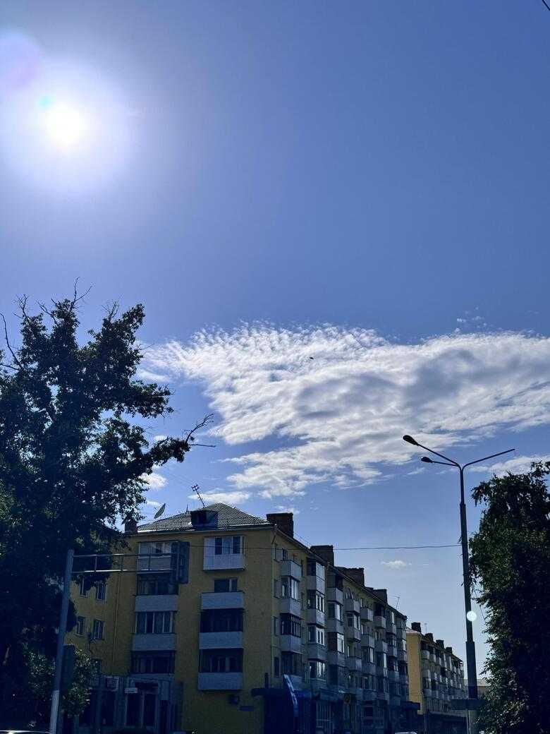 Продаётся 3-х комн квартира в центре города в кирпичном доме. 2 этаж.