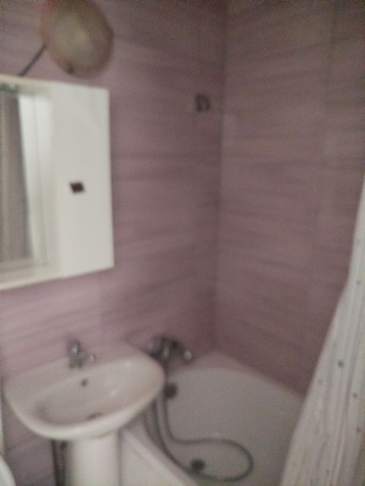 Închiriez una cameră la casă pt un bărbat  taxe incluse