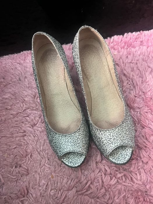 Дрехи обувки аксесоари