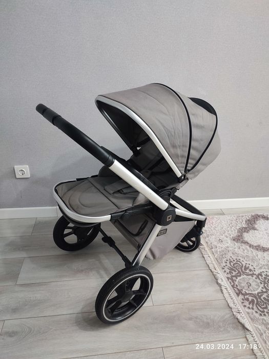 Срочно! В связи с переездом!Продам детскую коляску 2 в 1  moon resea s