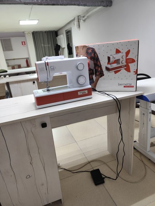 Продается швейные машинки bernette 05 crafter 4шт, и 4шт парты