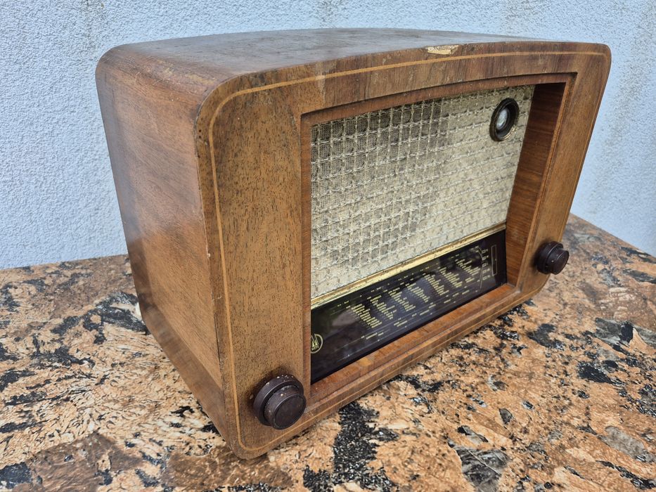 Vând 25 Radio lampi carcasa lemn&ebonita ani 1940-1980