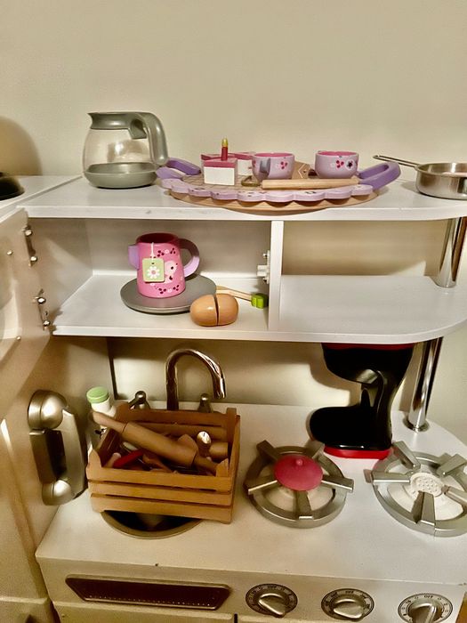 Детска кухня от дърво най-висок клас  с много екстра посуда.