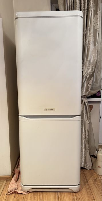 Холодильник Ariston рабочий