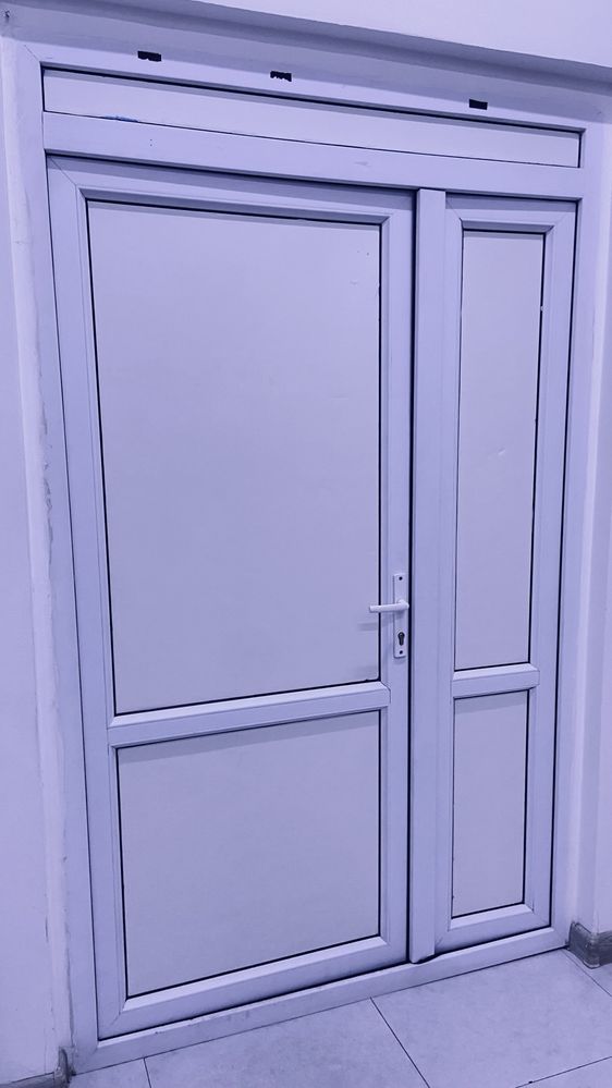 Продам пластиковую двухсворчатую дверь