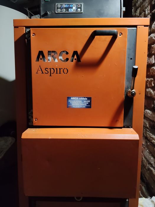 Vând centrala  pe lemne